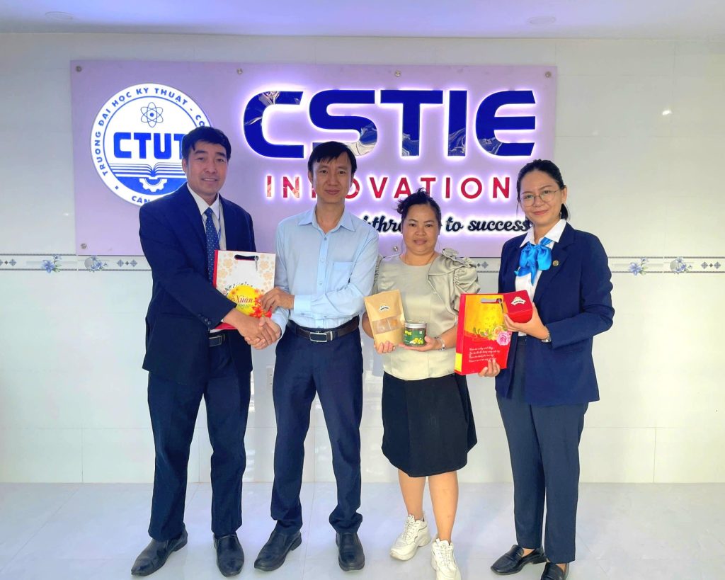 hình 3. Đại diện công ty hùng anh và các Đại diện trường Đại học