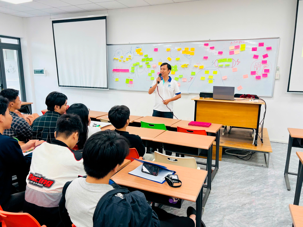 Ông Vũ Quốc Hùng - Giám đốc Công ty TNHH TMDV Khoa học và Kỹ thuật Hùng Anh chia sẻ tại buổi đào tạo