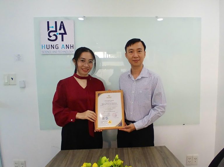 Hình 2. Bà Đinh Thị Hòa – Chuyên gia đánh giá của tổ chức NAC trao Giấy chứng nhận cho Đại diện Công ty Hùng Anh - Ông Vũ Quốc Hùng - Giám đốc