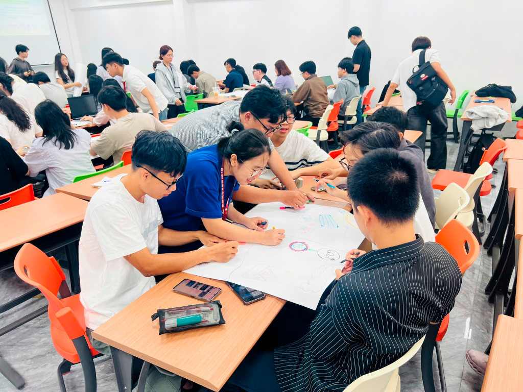 Hình 2. Các đội thi thực hiện nhiệm vụ của buổi đào tạo