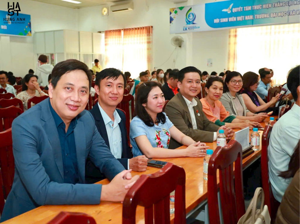 Hình 2. Đại diện HungAnhSciTek cùng các tổ chức, đối tác tham gia Hội nghị Kick-off 2026 tại Trường Đại học Trà Vinh.