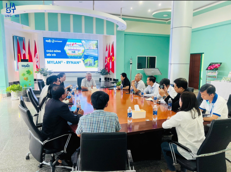 Hình 3. Hoạt động tham quan và trao đổi tại Tập đoàn Mỹ Lan, tìm hiểu mô hình nghiên cứu, sản xuất và ứng dụng công nghệ trong thực tiễn