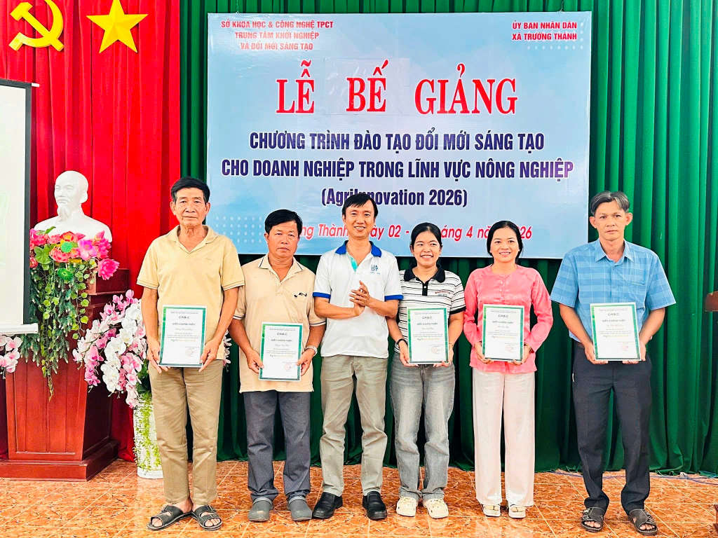 Hình 4. Bế giảng Chương trình Đào tạo Đổi mới sáng tạo - AgriInnovation 2026 và trao chứng nhận cho học viên