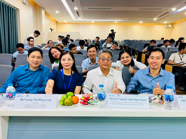 Hinh 1. Hội đồng giám khảo tại bán kết của cuộc thi.png