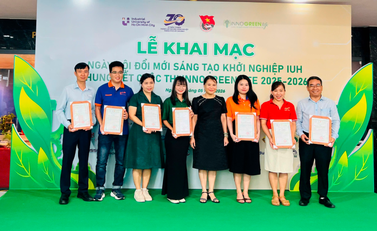 Hinh 3. Giám đốc Vũ Quốc Hùng nhận thư cảm ơn từ Trường Đại học Công nghiệp Tp.HCM