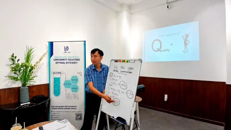 Hình ảnh ông Vũ Quốc Hùng - Giám đốc công ty Hùng Anh trực tiếp chia sẻ tại buổi trainning