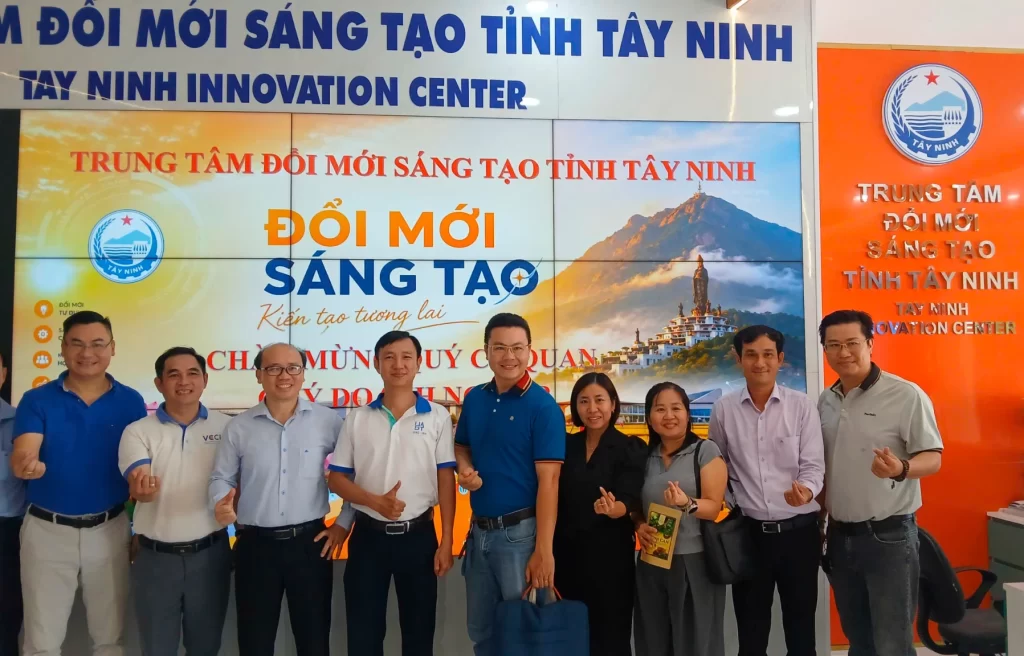 Hình ảnh ông Vũ Quốc Hùng cùng các cán bộ sở Khoa Học Công Nghệ tỉnh Tây Ninh