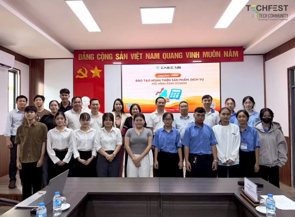 Vũ Quốc Hùng – Giám đốc Công ty HungAnhSciTek chụp hình kỉ niệm với ban tổ chức, chuyên gia và các học viên sau buổi đào tạo tại CASIC Cần Thơ