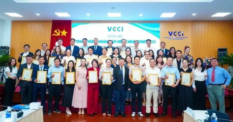 Các hội viên mới chụp hình lưu niệm với lãnh đạo VCCI