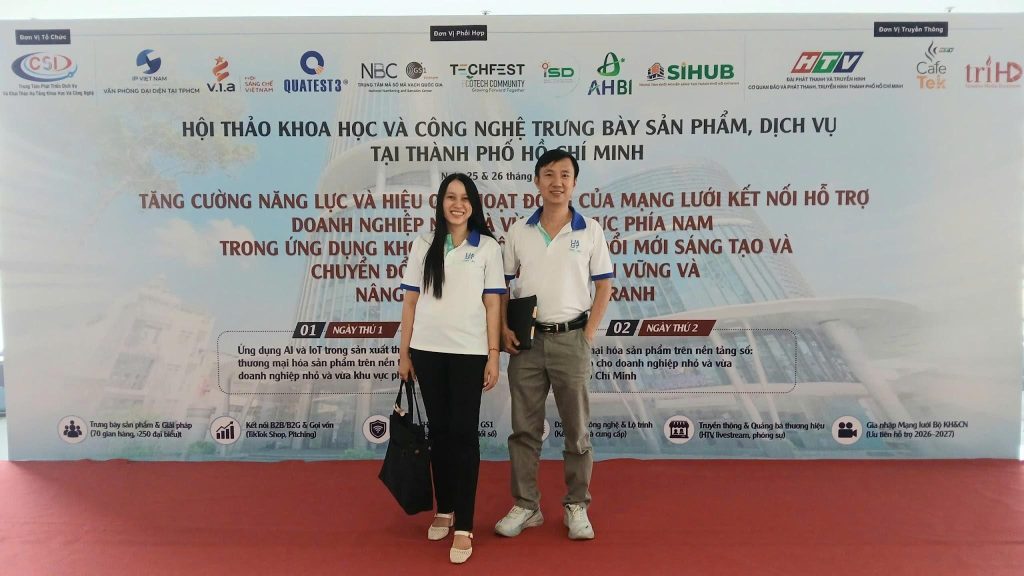 Vũ Quốc Hùng – Giám đốc Công ty HungAnhSciTek cùng nhân viên chụp hình kỉ niệm tại Hội thảo khoa học và công nghệ