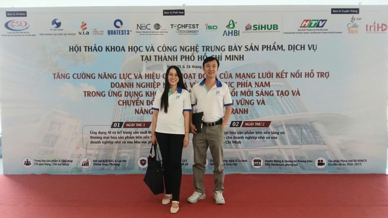 Vũ Quốc Hùng – Giám đốc Công ty HungAnhSciTek cùng nhân viên chụp hình kỉ niệm tại Hội thảo khoa học và công nghệ