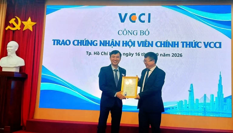 Ông Trần Ngọc Liêm – Phó Tổng Thư ký VCCI trao chứng nhận hội viên