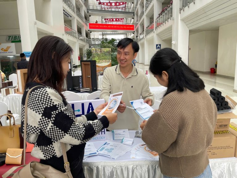 Hình 3. Ông Vũ Quốc Hùng – Giám đốc Công ty Hùng Anh cùng đón tiếp và trao đổi tại Techfest Lâm Đồng 2025